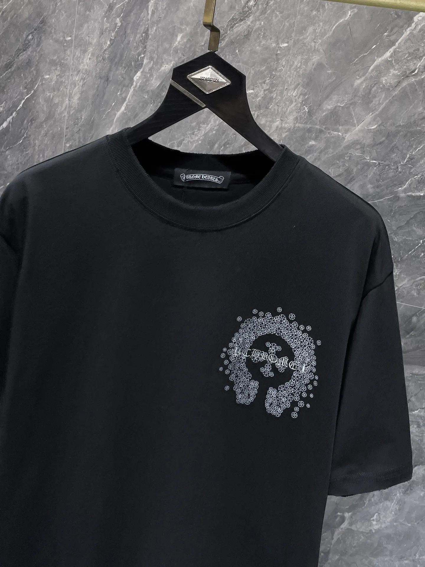 P180 New for summer Chrome Hearts 25ss frayed version, high weight, environmentally friendly, high-quality top-grade fabric, 280g Cromat hoof Sanskrit cross embroidery, hand-painted short sleeves, vacuum embroidery method! Heavy embroidery! ! ! Tens of thousands of needles! ! Counter synchronization 1:1 replica version Recommended colors: black white gray code size: S, M, L, XL